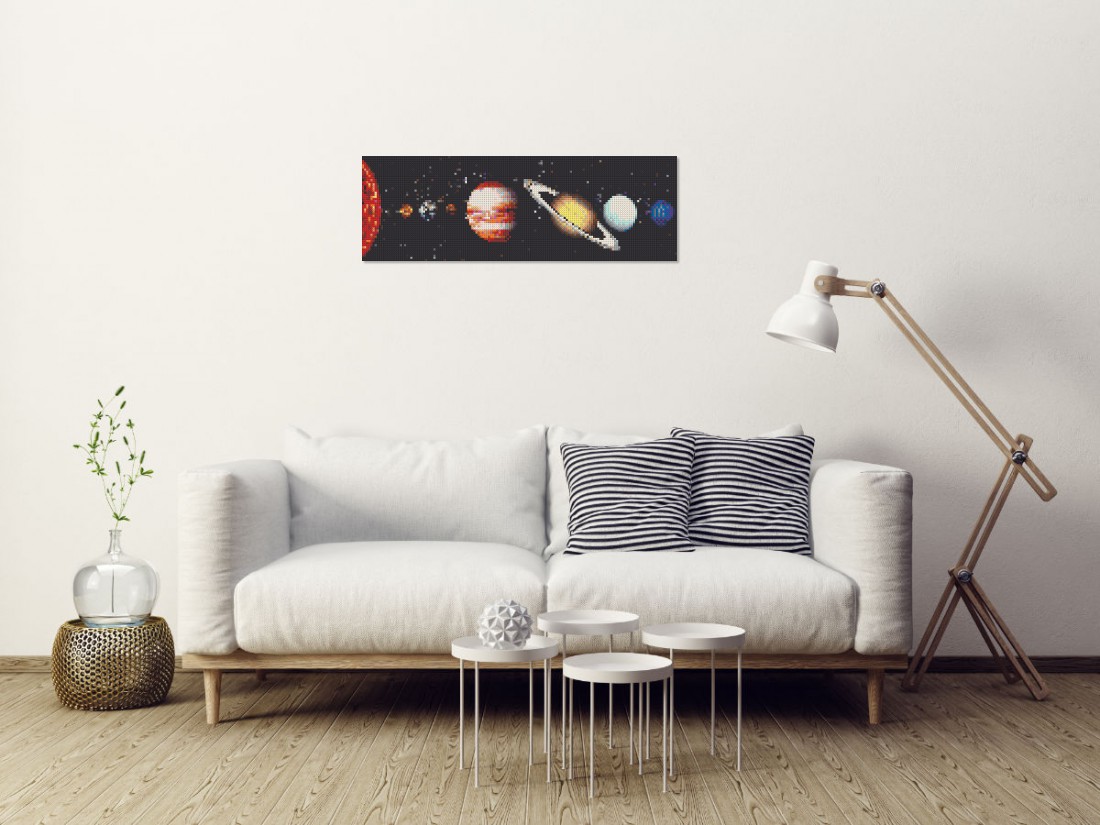 Mosaik-Ansicht 'Klemmbaustein Mosaik 'Sonnensystem'' an Wand hinter Sofa
