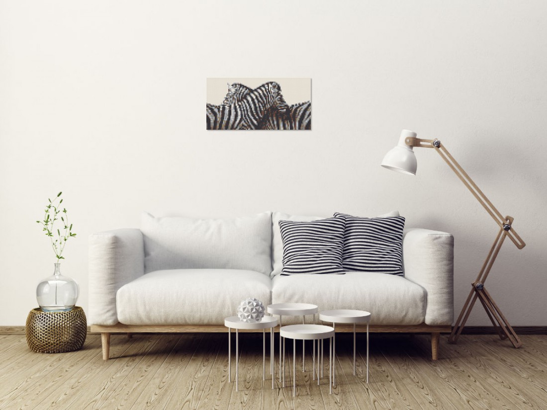 Mosaik-Ansicht 'Klemmbaustein Mosaik 'Zebras'' an Wand hinter Sofa