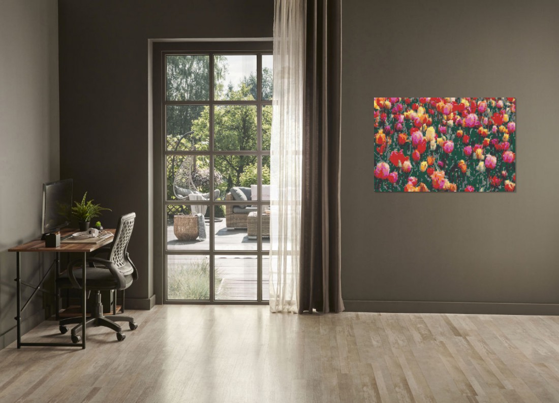 Mosaik-Ansicht 'Klemmbaustein Mosaik 'Blumenwiese'' an Wand hinter Sofa