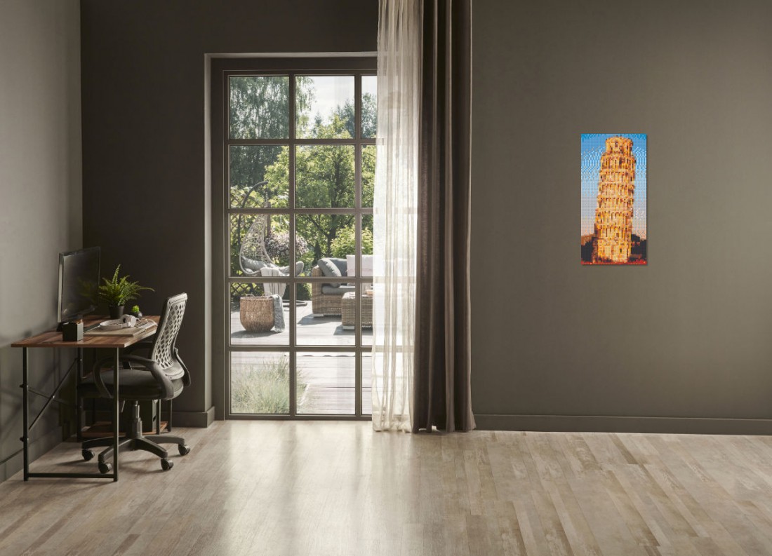 Mosaik-Ansicht 'Klemmbaustein Mosaik 'Schiefer Turm von Pisa'' an Wand hinter Sofa