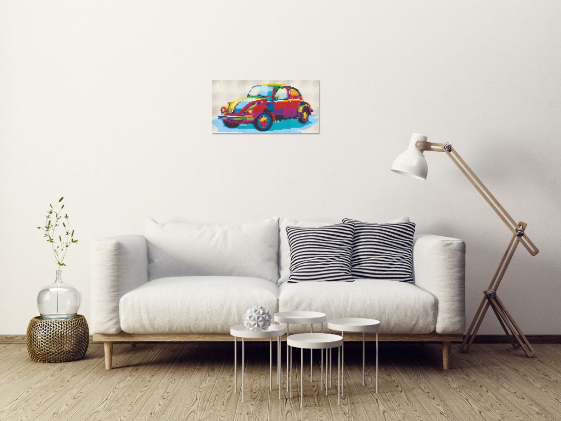 Mosaik-Ansicht 'Klemmbaustein Mosaik 'VW Käfer'' an Wand hinter Sofa