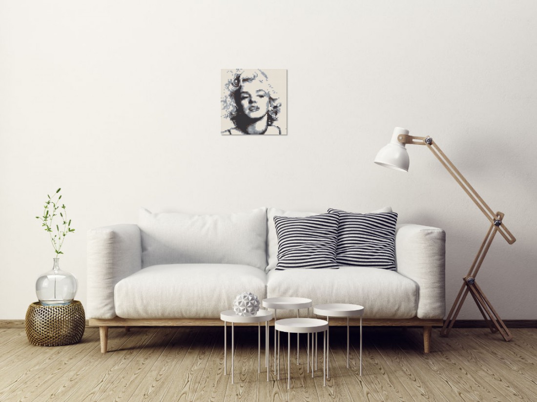 Mosaik-Ansicht 'Klemmbaustein Mosaik 'Marilyn Monroe - monochrome'' an Wand hinter Sofa