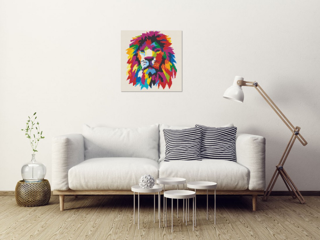 Mosaik-Ansicht 'Klemmbaustein Mosaik 'Color Lion I'' an Wand hinter Sofa