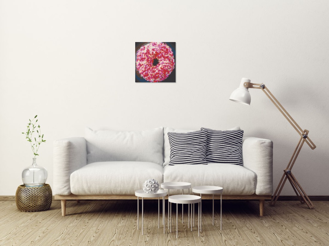 Mosaik-Ansicht 'Klemmbaustein Mosaik 'Donut'' an Wand hinter Sofa