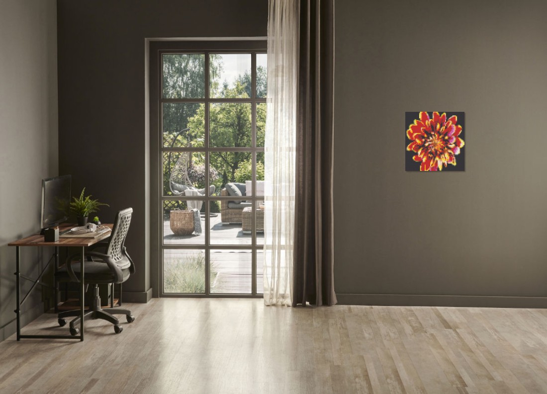 Mosaik-Ansicht 'Klemmbaustein Mosaik 'Chrysantheme'' an Wand hinter Sofa