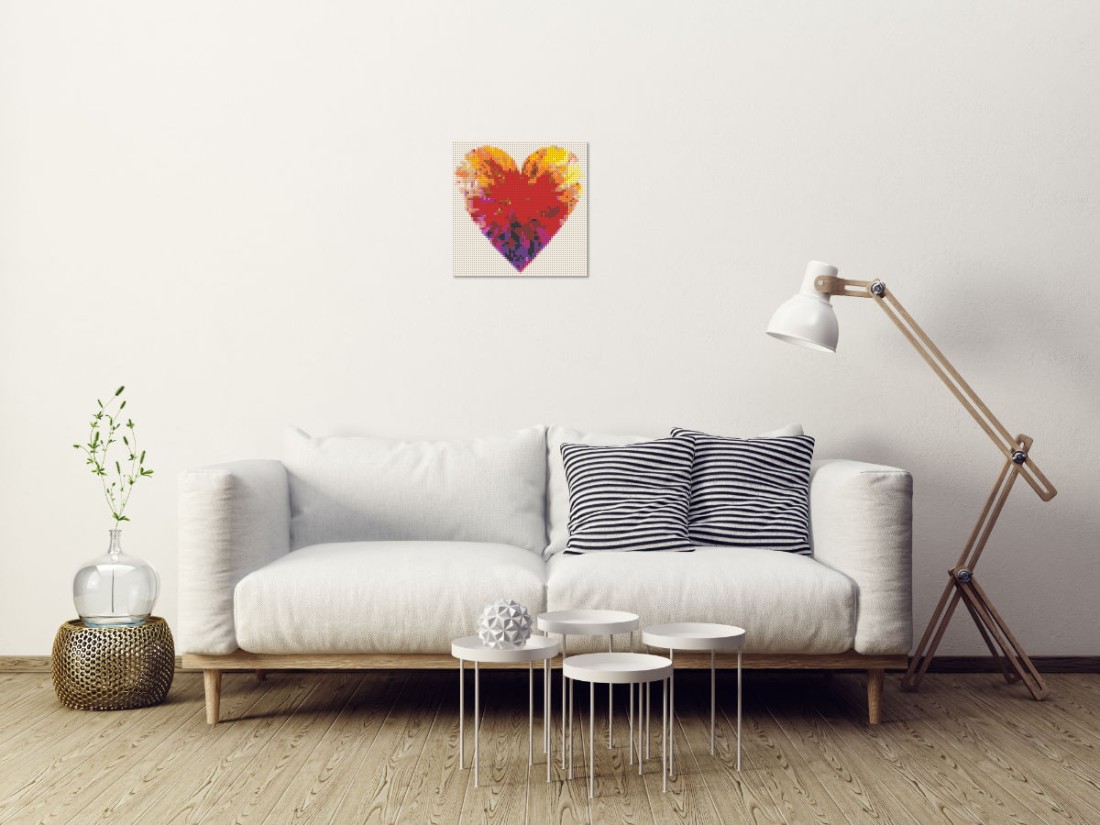 Mosaik-Ansicht 'Klemmbaustein Mosaik 'Herz bunt'' an Wand hinter Sofa