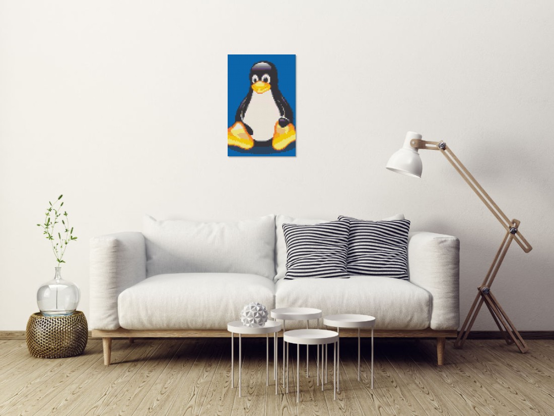 Mosaik-Ansicht 'Klemmbaustein Mosaik 'Linux-Pinguin'' an Wand hinter Sofa