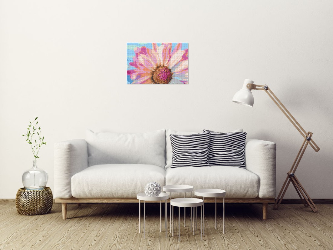 Mosaik-Ansicht 'Klemmbaustein Mosaik 'Blüte'' an Wand hinter Sofa
