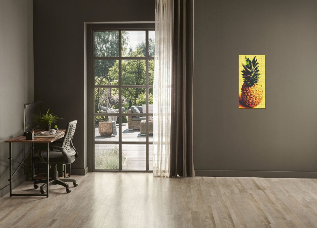 Mosaik-Ansicht 'Klemmbaustein Mosaik 'Ananas'' an Wand hinter Sofa