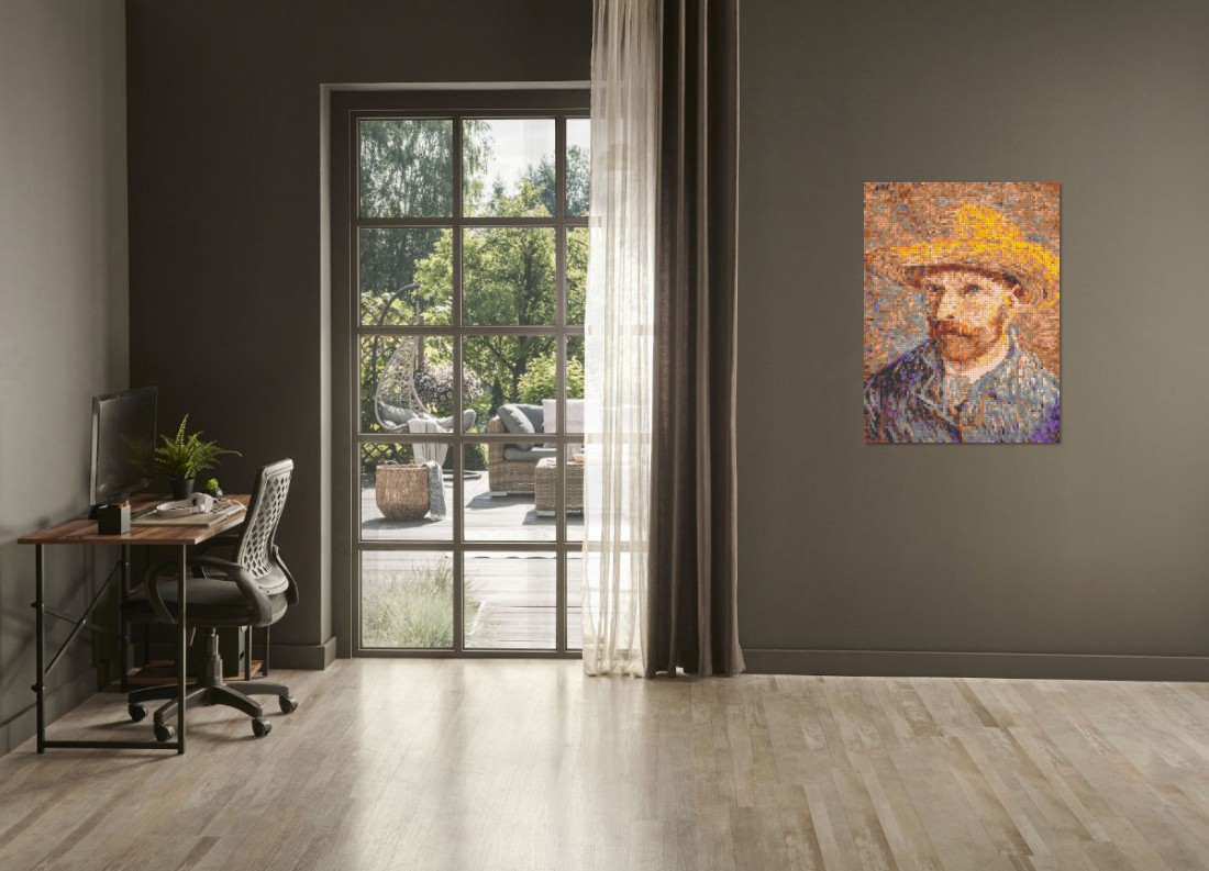 Mosaik-Ansicht 'Klemmbaustein Mosaik 'Vincent van Gogh'' an Wand hinter Sofa