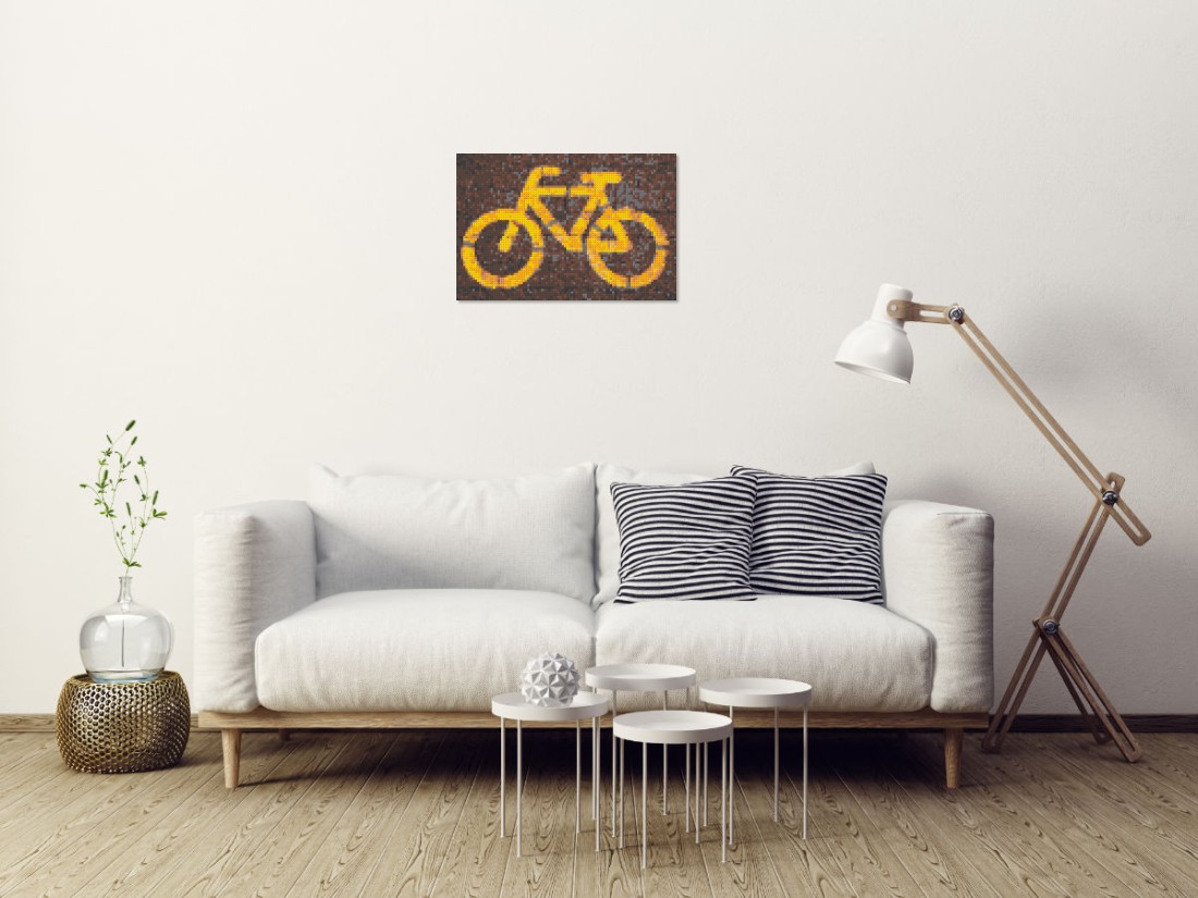 Mosaik-Ansicht 'Klemmbaustein Mosaik 'Cycling'' an Wand hinter Sofa