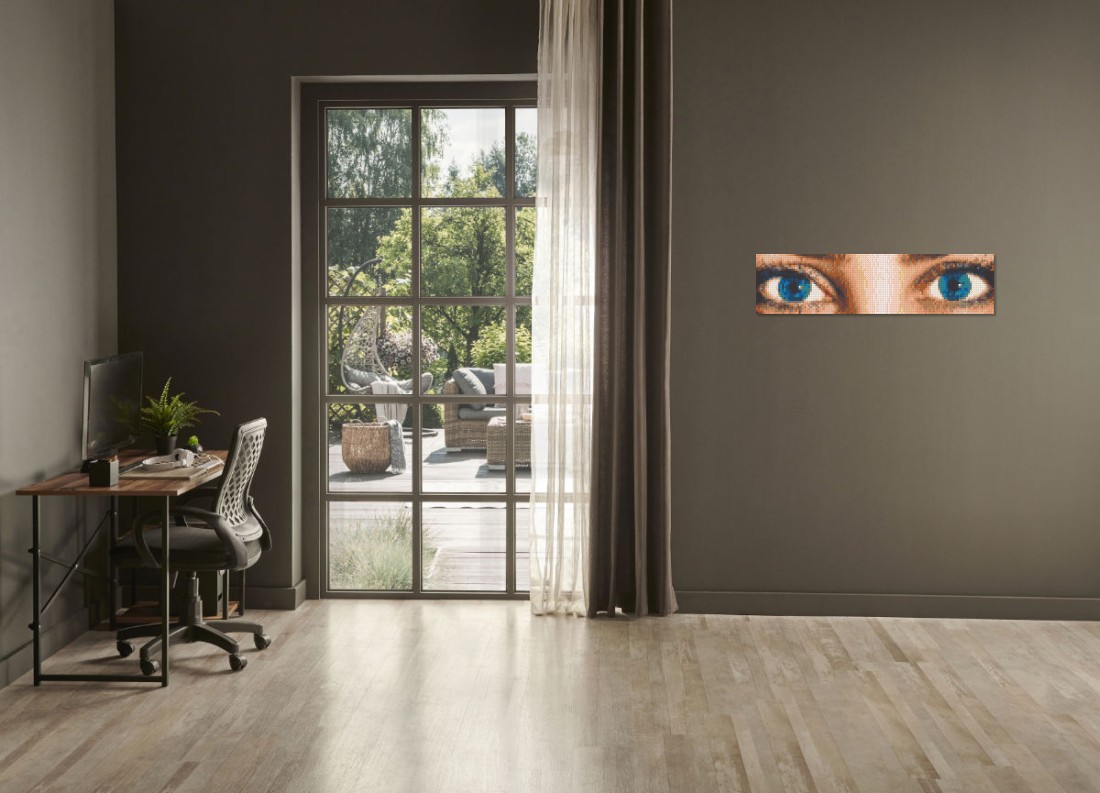 Mosaik-Ansicht 'Klemmbaustein Mosaik 'Augen'' an Wand hinter Sofa